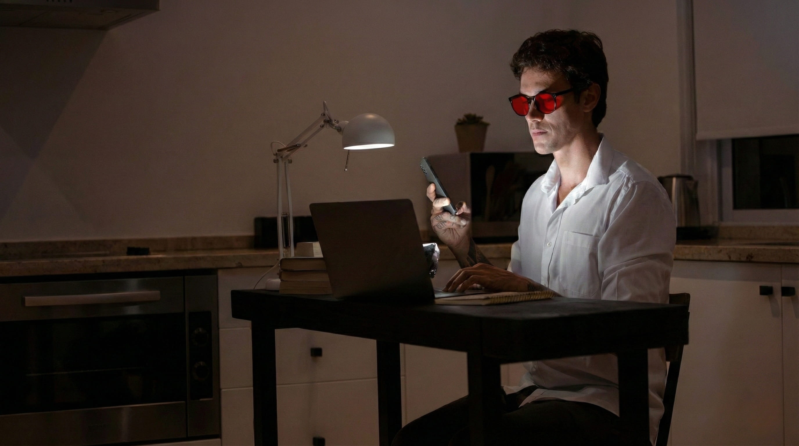 Gafas de luz azul vs filtro de pantalla: qué opción protege mejor tus ojos